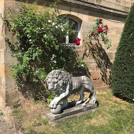 Lotos Im Idyllischen Schlosshof In Franken Apartman *